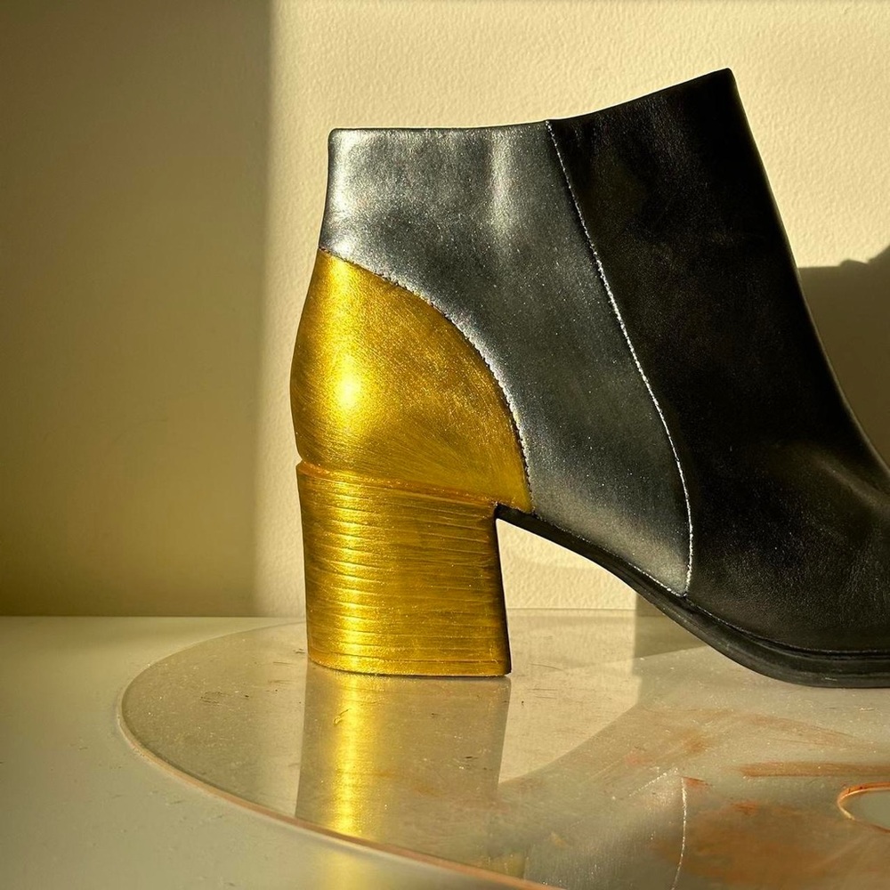 Hand painted 90s leather boots.